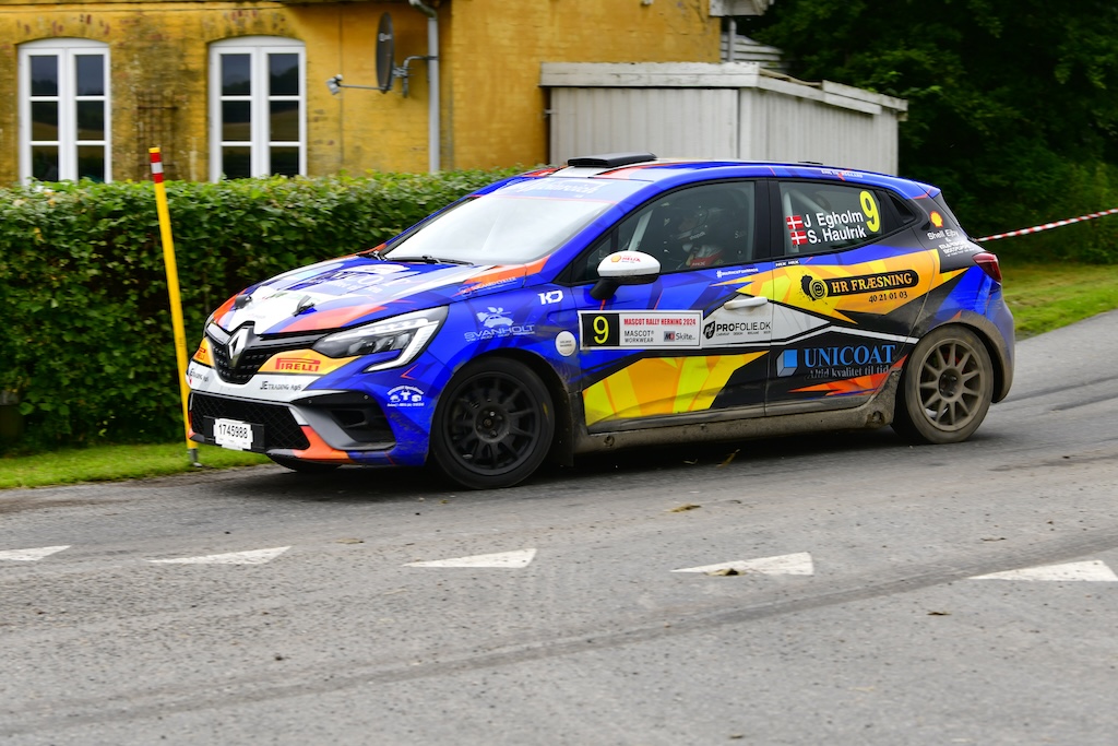 Efter skiftet til RC5-klassen er det bare gået fremad for Jacob Egholm og Sarah Haulrik i deres Renault Clio. De fører an i både RC5- og U28-klassen og er tillige på en samlet sjetteplads i Dansk Super Rally.
(Foto: Morten Dam)